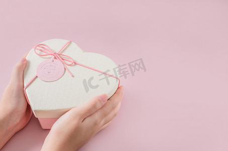 粉色甜蜜情人节摄影照片_520甜蜜浪漫礼物表白摄影图配图
