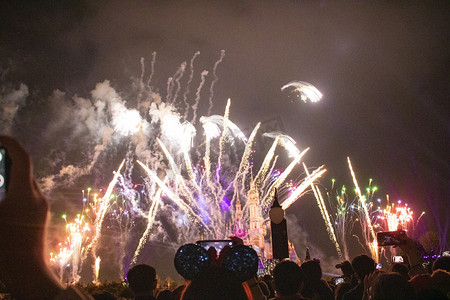 烟火夜晚迪士尼烟花室外摄影图配图新年春节