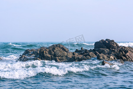 海滩沙滩摄影照片_大连大海摄影图配图