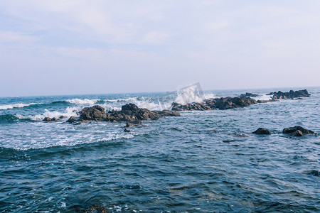 北海白天大海浪花拍岸摄影图配图