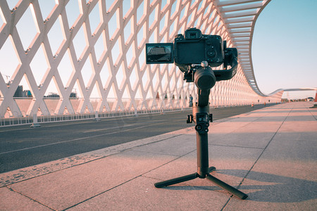 西餐视频摄影照片_空间摄影白天大桥下面的照相机户外空镜摄影图配图