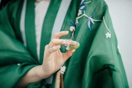 汉服美女白天汉服美女户外公园拿葡萄摄影图配图