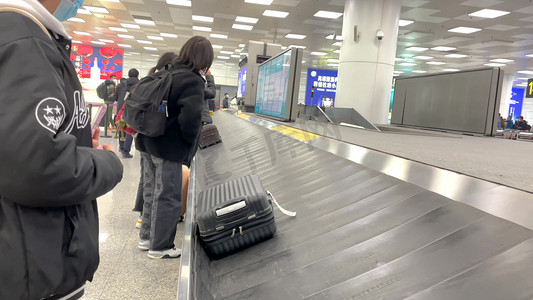 节后错峰游摄影照片_春节后返程复工机场行李认领区等行李的人