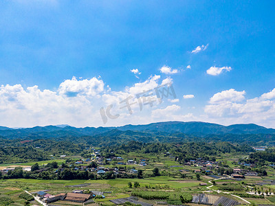 自然风干腊肉摄影照片_田野乡村蓝天白云自然风光摄影图配图