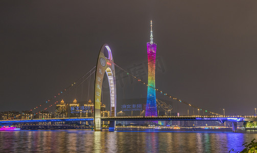 广州塔与猎德大桥晚上广州塔湖面长曝光摄影图配图