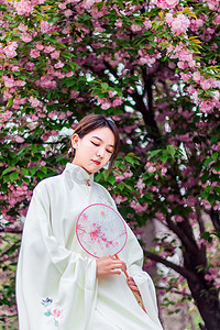 踏青赏花春游记摄影照片_古风美女白天古装树林赏花摄影图配图