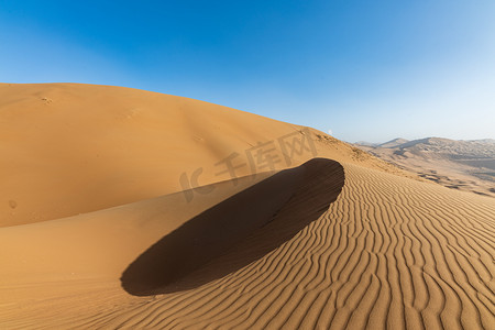 太阳阴影摄影照片_巴丹吉林下午沙漠室外旅游摄影图配图