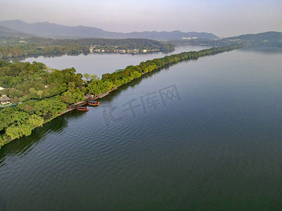 航拍杭州西湖苏堤景色摄影图配图