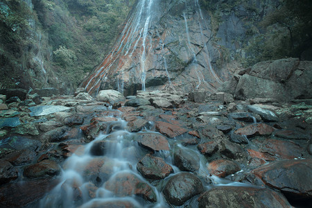 瀑布水流摄影照片_山里的小瀑布下午瀑布山里无摄影图配图
