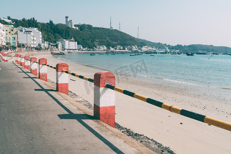 日系海滩晴天风光海岸摄影图配图