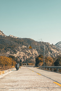 摩托车宝马水鸟摄影照片_山里的公路下午公路山上无摄影图配图