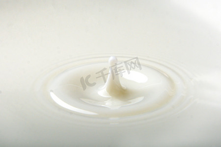 美食白天牛奶牛奶表面滴落摄影图配图