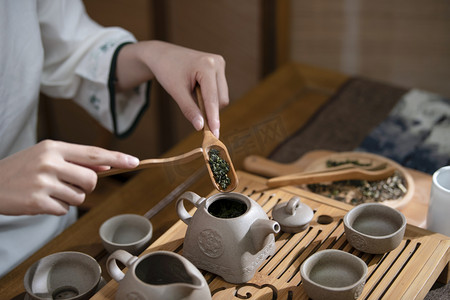 茶道傍晚女性在茶室泡茶摄影图配图