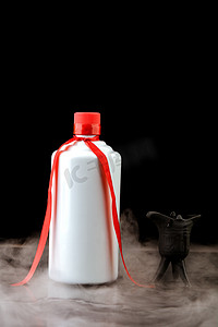 春节背景摄影照片_白酒白天白酒瓶黑色背景上摆放摄影图配图
