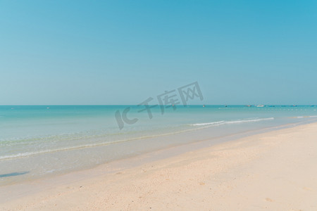 夏日晴天摄影照片_海滩大海沙滩蓝天海面摄影图配图