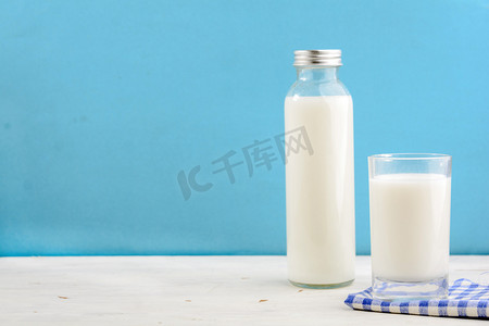 美食白天牛奶杯蓝色背景摆放摄影图配图