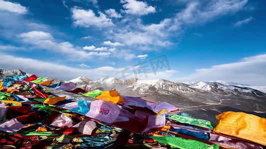 经幡摄影照片_西藏川藏折多山晴空万里蓝天白云下的雪山景观经幡