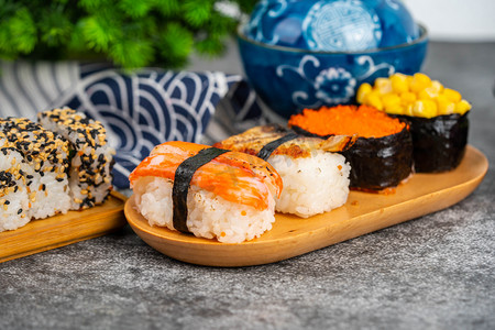 日式料理白天寿司室内食品摄影图配图