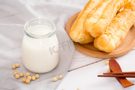 牛奶油条豆浆早点早饭摄影图配图