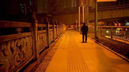人物行走摄影照片_实拍孤独的行走在街道上的老人