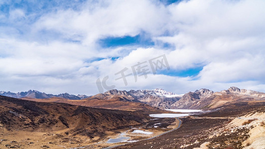 藏族骑马摄影照片_西藏旅游景区海子山姊妹湖景区风光祖光山河风光