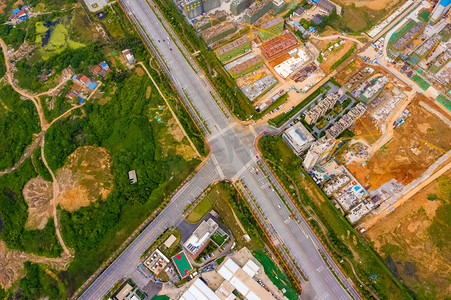 马路俯视摄影照片_武汉城市交通街道白天交通军运村航拍摄影图配图