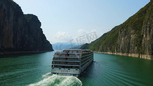 瞿塘峡摄影照片_航拍重庆长江游轮驶过峡谷旅游