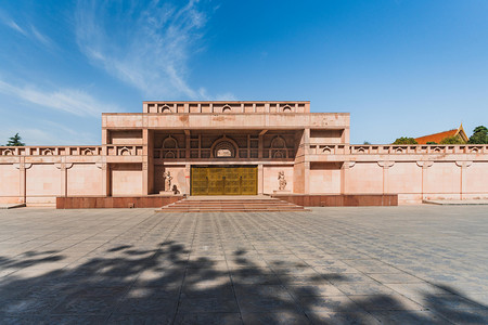 寺庙图片摄影照片_洛阳早上白马寺广场室外旅游摄影图配图