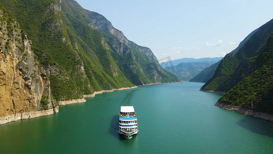 瞿塘峡摄影照片_航拍重庆长江游轮驶过峡谷旅游宣传