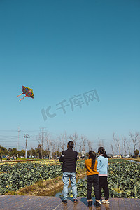 放燕子风筝摄影照片_田园放风筝下午人物田园无摄影图配图