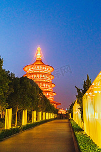 炫彩灯光摄影照片_洛阳夜晚天堂明堂室外夜景摄影图配图