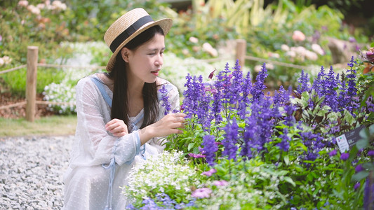 花开之季摄影照片_花丛中赏花的美丽少女人像