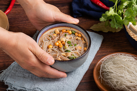 川味摄影照片_重庆小吃川味酸辣粉美食特色小吃摄影图配图