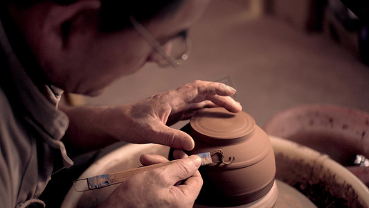 实拍做陶瓷的老艺人加工