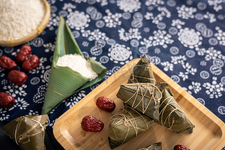 传统节日海报摄影照片_中式风格粽子传统美食创意静物摄影图配图