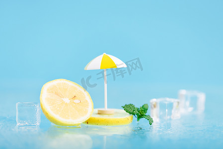 柠檬片夏日清爽冰块微缩创意摄影图配图