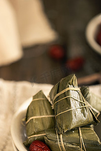 传统节日海报摄影照片_端午节粽子美食创意暗调风格摄影图配图