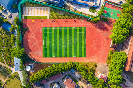 足球场跑道摄影照片_武汉城市学校晴天操场学校航拍摄影图配图