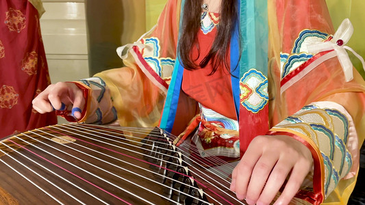 实拍中国风乐器古风美女弹奏古筝特写镜头