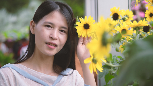 花开之季摄影照片_美丽的女子闻向日葵花香