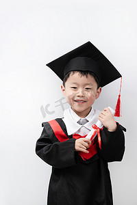 博士帽摄影照片_六一早上学士服儿童室内毕业证摄影图配图