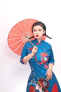 国风美女摄影照片_国潮白天打伞美女室内中国风摄影图配图
