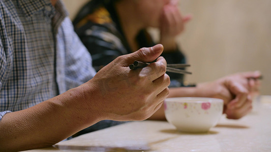 囤生活用品摄影照片_中年男人吃晚餐吃饭生活片段实拍