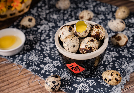 酥油蛋黄摄影照片_鹌鹑蛋食材新鲜蛋黄食品摄影图配图