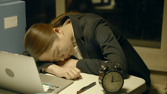 女职员深夜加班瞌睡办公桌人像