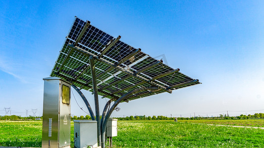 太阳能新能源白天光伏板草地发电摄影图配图
