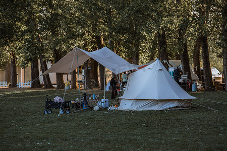 露营傍晚帐篷户外空镜环境摄影图配图
