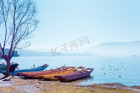 海边清晨船大海划船摄影图配图