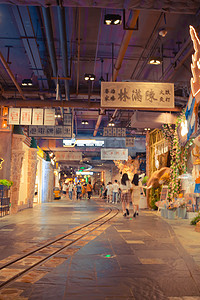 广州复古摄影照片_商业街下午商场天河逛街摄影图配图