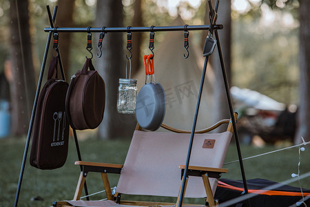 摄影照片_露营傍晚野餐用具户外静物摄影图配图